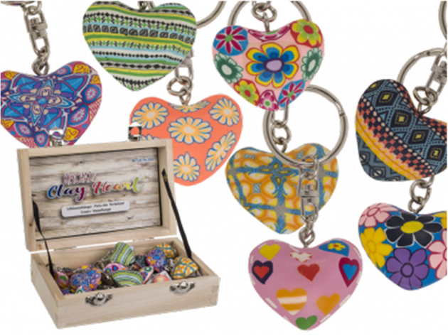 Metall-Schlüsselanhänger "Herz" aus Modelliermasse mit Holzkiste; 24er Display