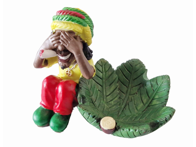 Aschenbecher "Rasta"; sitzend mit Hanfblatt
