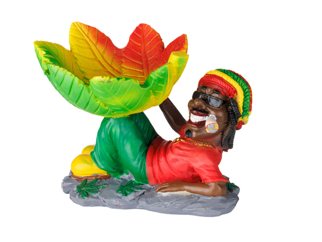 Aschenbecher "Rasta sitzend mit Hanfblatt"; 13x9x9cm